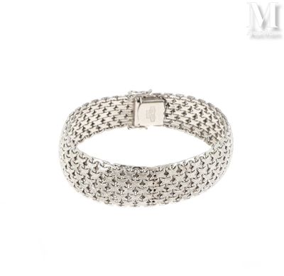 gros plan d'un bracelet en argent sur fond blanc