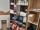 une pièce avec beaucoup d'objets sur les étagères