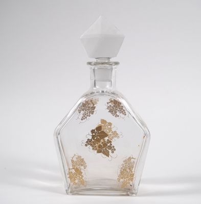 une bouteille en verre transparent ornée de paillettes dorées