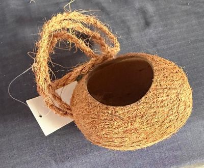 un petit panier entouré d'une corde, posé sur une table