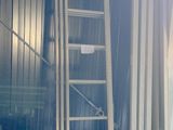un vélo garé devant un bâtiment