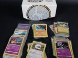 gros plan d'une boîte de cartes pokemon sur une table