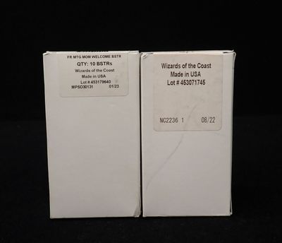 deux boîtes placées l'une à côté de l'autre sur une surface noire