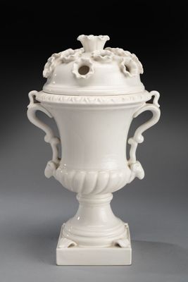 un vase blanc muni d'un couvercle