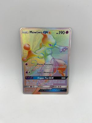gros plan d'une carte pokemon sur une surface blanche