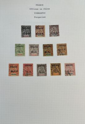 un livre sur lequel sont collés tout un tas de timbres différents