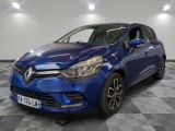 la voiture bleue est garée dans le garage sur un sol en damier