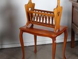 une chaise en bois posée à côté d'une commode dans une pièce
