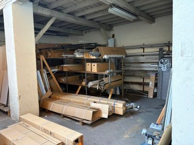une pièce remplie d'une multitude de cartons, empilés par terre