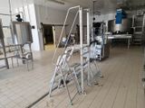 une grande pièce contenant de nombreuses machines