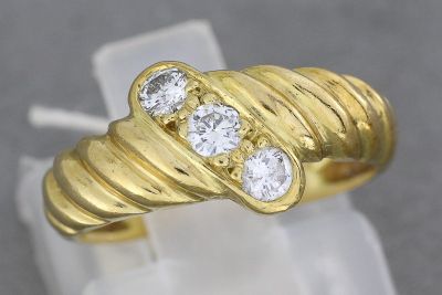 Bague en or à godrons serti de 3 brillants. P. 2,9g - Photo 1