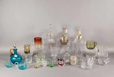 beaucoup de vases et de verres sur la table