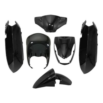 un ensemble de garde-boue et de kits de carénage noirs pour moto sur fond blanc