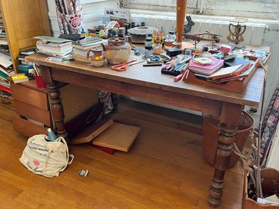 une photo d'un bureau encombré dans une pièce en désordre