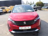 une voiture rouge garée dans un parking