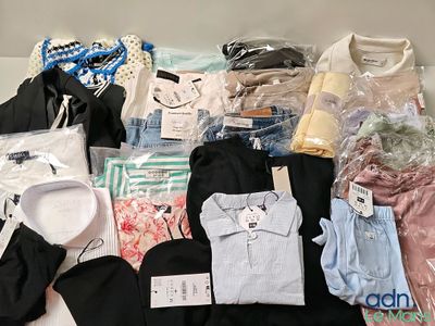 un lot de vêtements posés sur une table