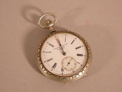 une montre de poche en or avec des chiffres romains