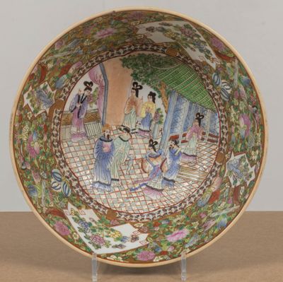une assiette avec une peinture posée sur une table