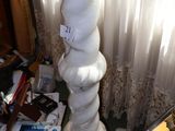 un socle blanc surmonté d'une horloge