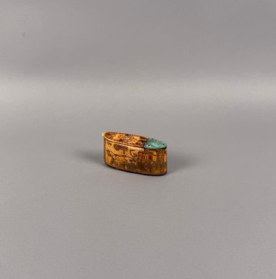 une image d'une bague en or avec une pierre verte au centre