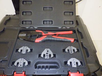 une mallette contenant tout un tas d'outils