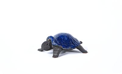 École du XXème siècle. Tortue. Épreuve en terre cuite émaill…