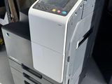 une imprimante posée sur un bureau