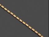 un bracelet en or 18 carats avec un fermoir serti de diamants