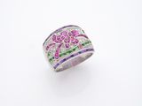 Gros plan sur une bague ornée d'une fleur