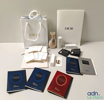 un sac blanc et plusieurs livres posés sur une table