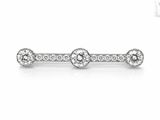 une bague en or blanc en forme de barre, sertie de trois diamants ronds
