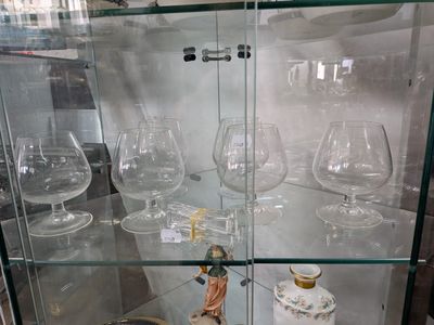 une vitrine en verre sur laquelle sont disposés de nombreux verres à vin