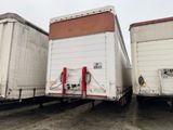 deux semi-remorques garées côte à côte sur un parking