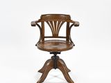 une vieille chaise en bois avec une assise en bois sur fond blanc