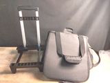 une valise et un sac posés sur une table