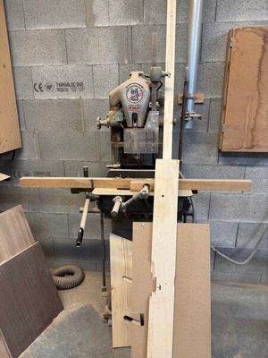 une machine posée sur une table dans une pièce