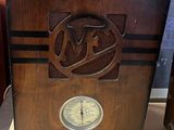 une vieille radio posée sur une table