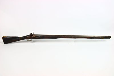 un vieux fusil avec un canon en bois sur fond blanc
