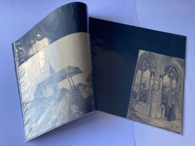 un livre ouvert avec la photo d'un homme et d'une femme