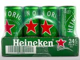six canettes de Heineken sont empilées les unes sur les autres