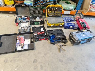 un grand nombre d'outils posés sur le sol