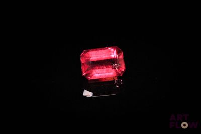 l'image d'une lumière rouge dans l'obscurité