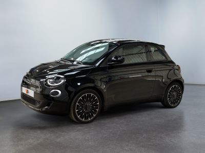 la petite voiture noire est garée dans une grande pièce