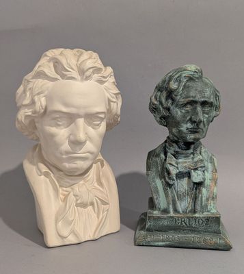 deux bustes d'hommes assis l'un à côté de l'autre
