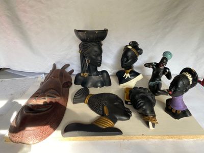 un grand nombre de figurines posées sur une table