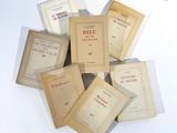 plusieurs livres sont empilés sur une surface blanche