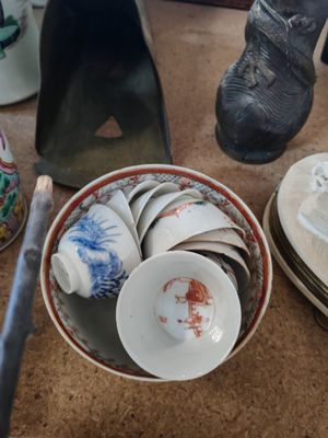 beaucoup de plats qui traînent sur la table