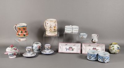 de nombreuses tasses et soucoupes exposées sur une table