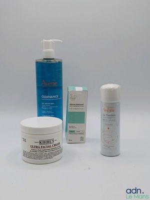 trois types différents de produits de soin pour la peau posés sur une surface blanche