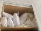 une boîte en carton remplie d'oreillers et de couvertures blanches